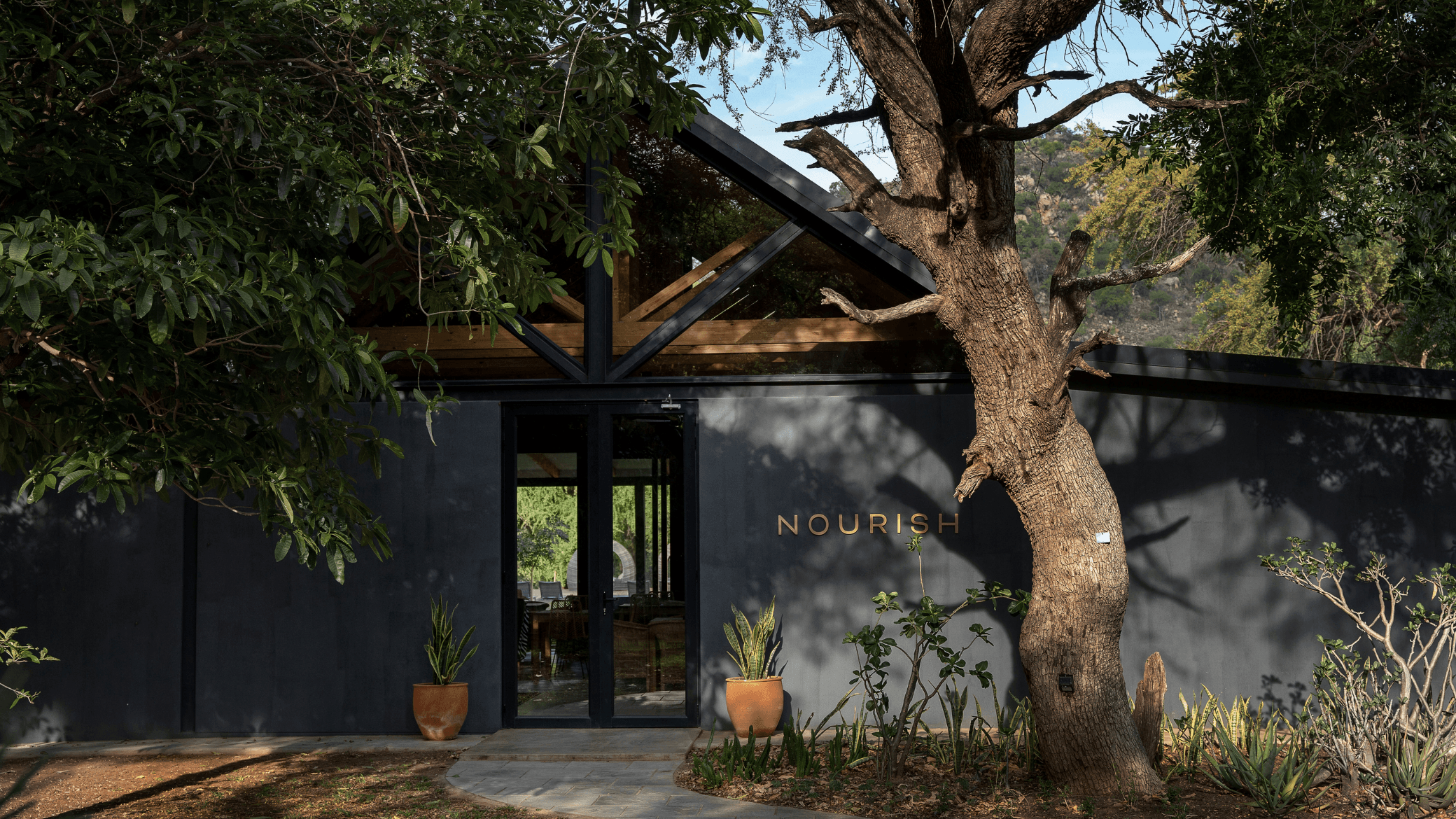 Dining room exterior at Sashwa lodge in South Africa